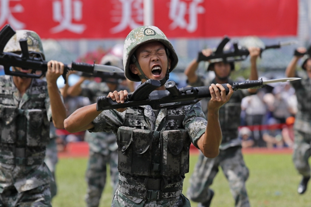 中共操作戰爭邊緣，影響台灣民心士氣的擔心並非空穴來風。（中國人民解放軍／美聯社）