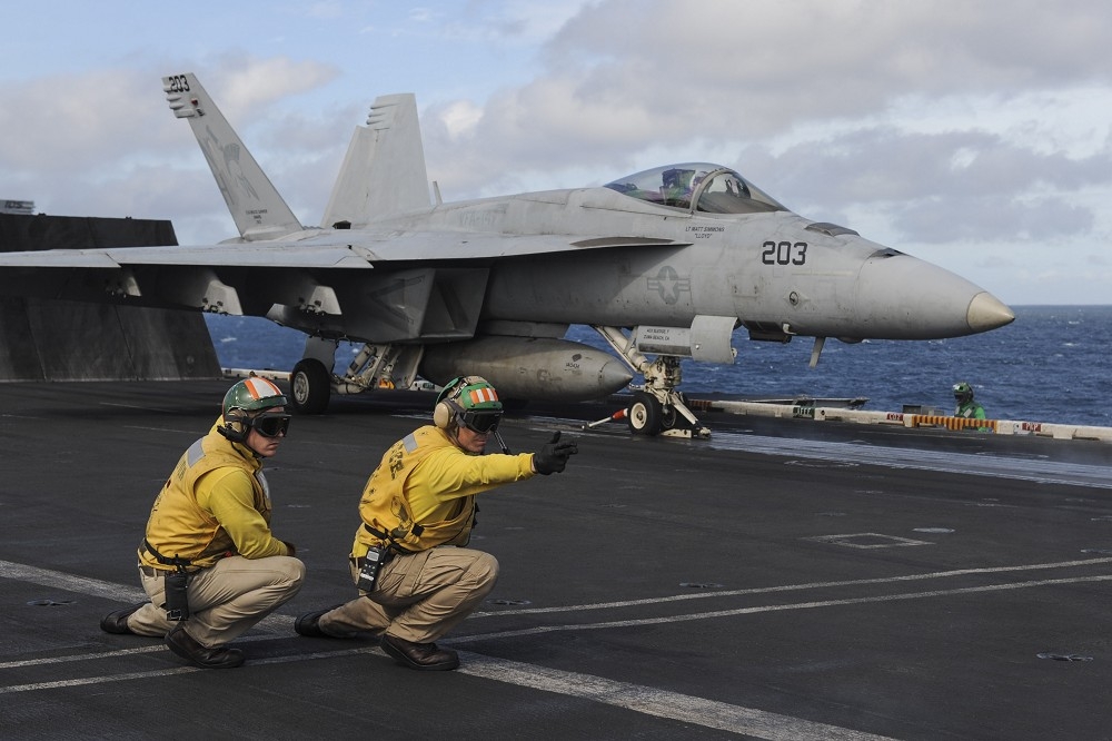 美GAO報告指美軍四大軍種中，海軍戰備狀態最差。圖為F/A-18E戰機準備彈射起飛。（取自DVIDS）