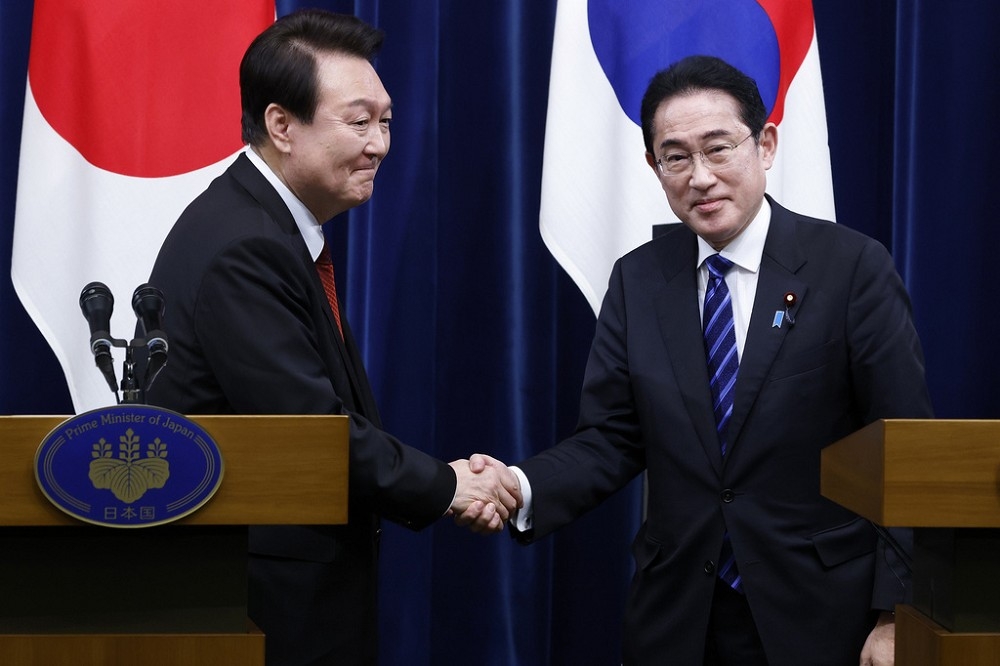 日相岸田文雄將於7日訪韓，與南韓總統尹錫悅舉行領袖峰會，將著重在國安與經貿議題。圖為3月兩人在東京會面握手致意。（美聯社）