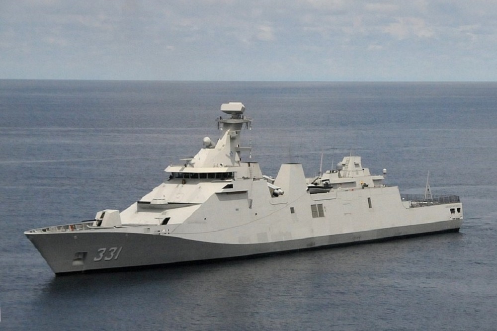 印尼巡防艦「RE Martadinata 號」日前在峇里島北方海域，試射防空型垂發「雲母」（VL MICA）飛彈成功。圖為2018年與美軍海上聯演的該艦。（取自DVIDS）