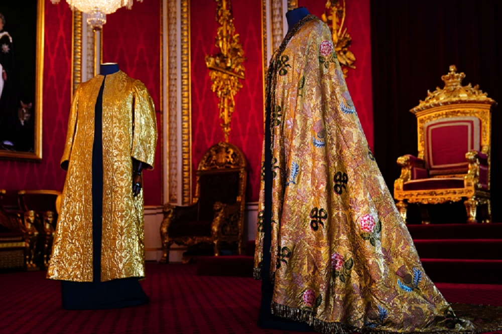 英王查爾斯三世將在加冕禮身穿前任君王使用過的禮袍。（取自英國皇室官網）