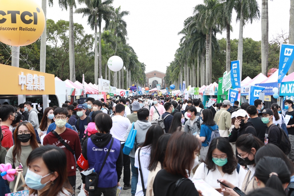 為協助青年就業，勞動部自5月起開始啟動「投資青年就業方案」第2期，預估將協助80萬青年就業。（資料照片／王侑聖攝）