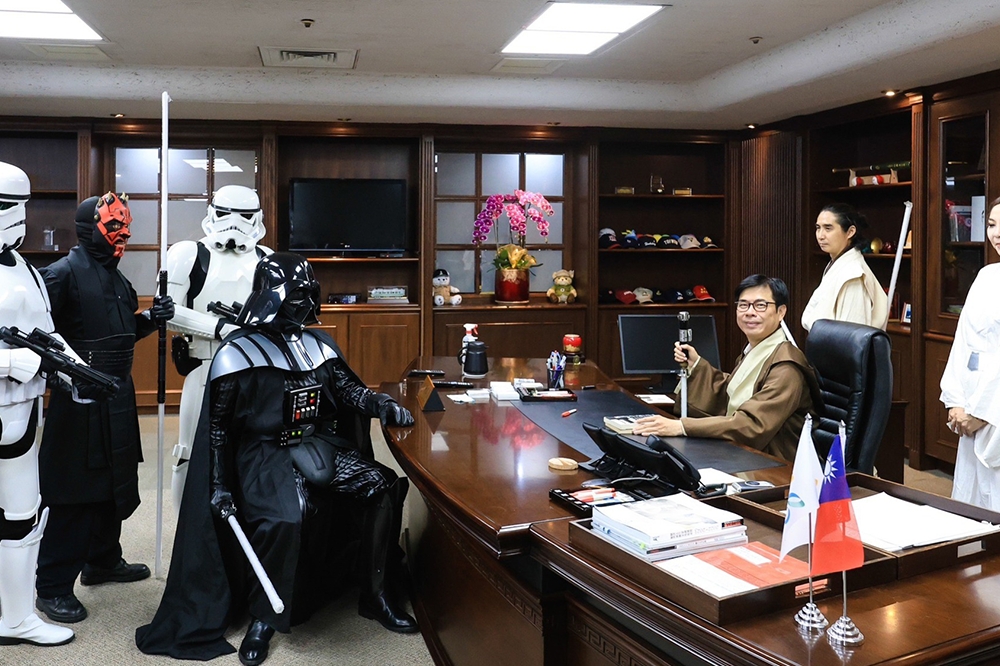 今天是年度星際大戰紀念日，高雄市長陳其邁也裝扮成「絕地武士」，一同響應星戰迷的年度盛事。（取自陳其邁臉書）