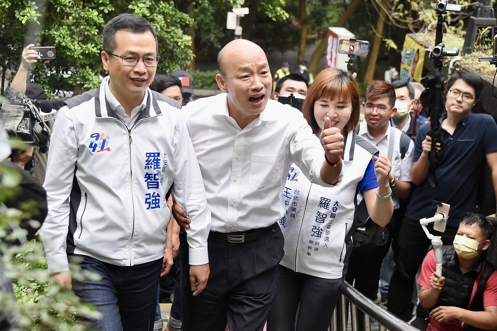 韓國瑜4日出席前台北市議員羅智強的造勢音樂會，被媒體追問是否願意「郭韓配」，韓僅回應「會在臉書上講」。（張哲偉攝）