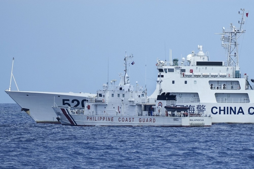 4月底發生的中國海警船「以大欺小」攔截菲律賓巡邏艦，在美菲共同發布準則後，使北京在南海的行動更為投鼠忌器。（美聯社）