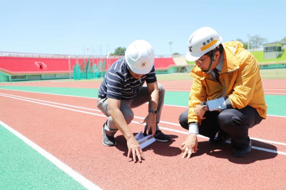 台南市長黃偉哲今（5）日前往全運會籌備處永華田徑場視察鋪設完畢的跑道。(台南市政府提供)