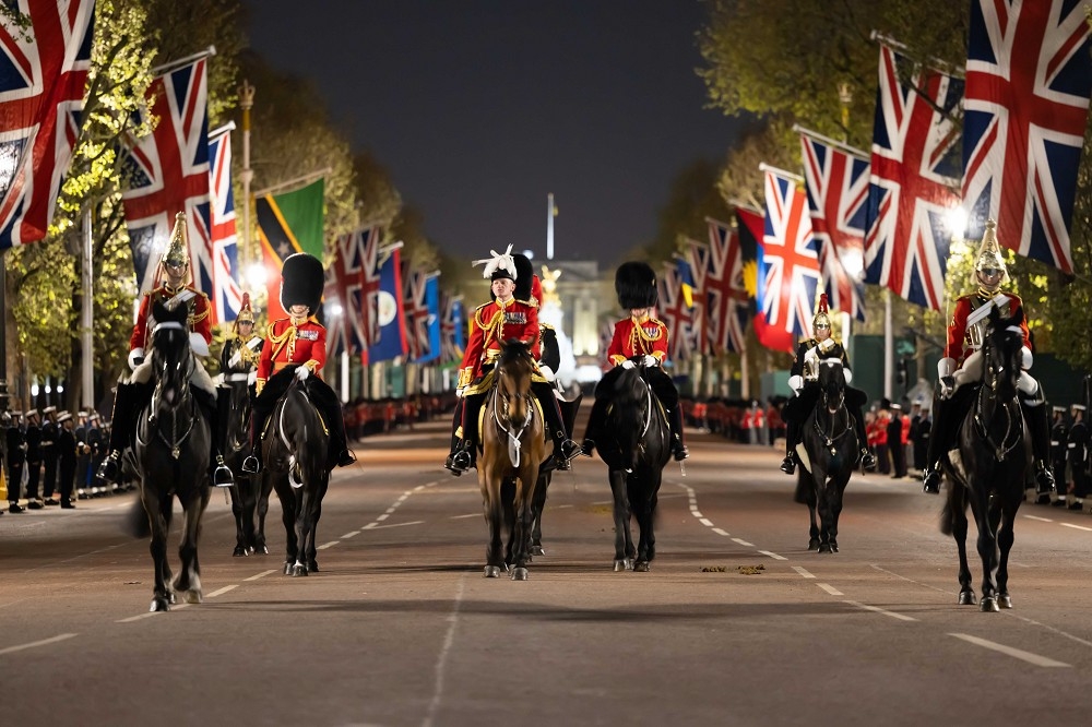 英國與大英國協軍事單位，3日晚間進行英王加冕前的總彩排。（取自英國國防部網站）