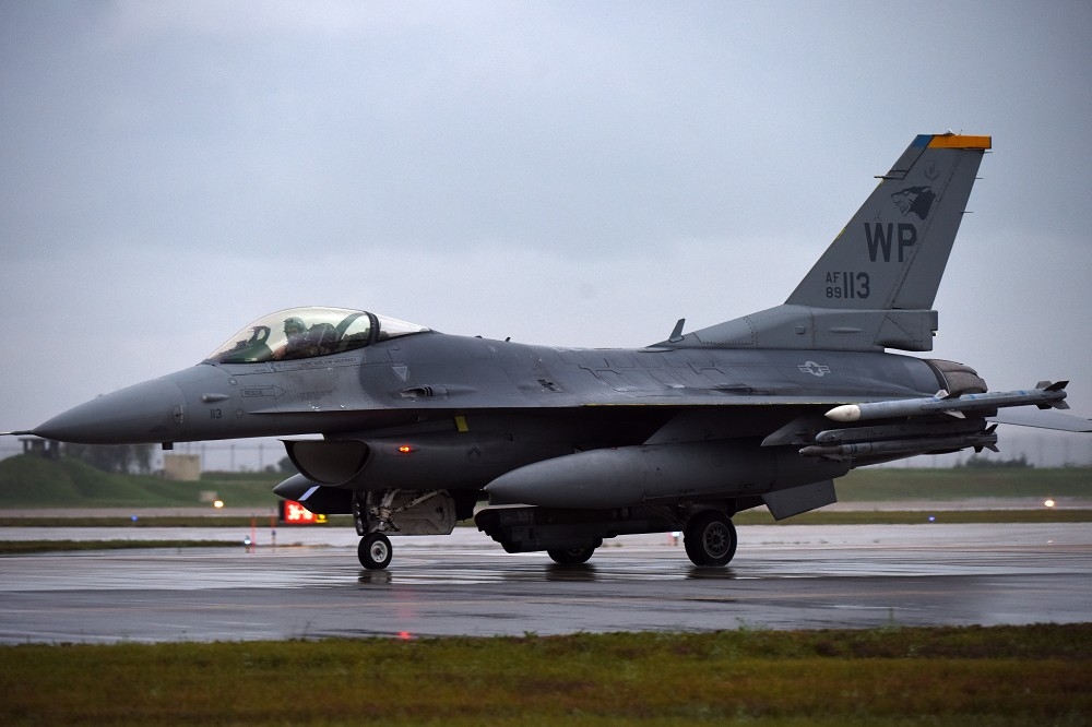 駐韓美軍1架F-16戰機，6日上午進行訓練任務期間墜毀，飛行員成功彈射逃生，圖為駐韓美軍同型機種。（取自DVIDS網站）
