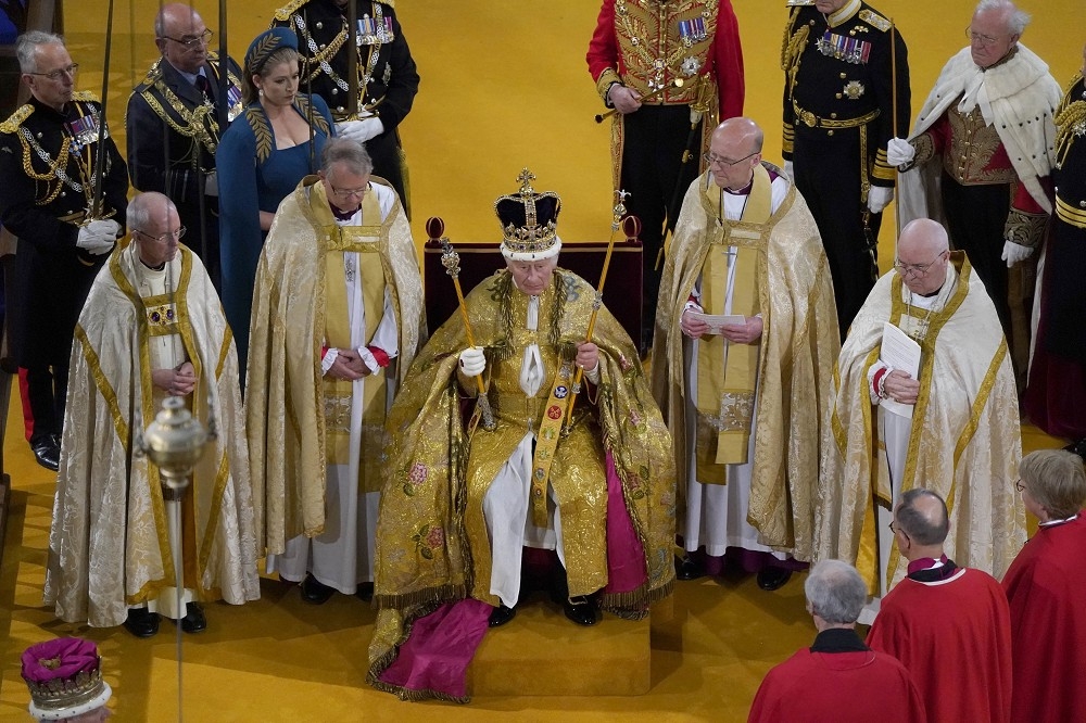 英國國王查爾斯三世，6日在倫敦西敏寺進行加冕禮。（美聯社）