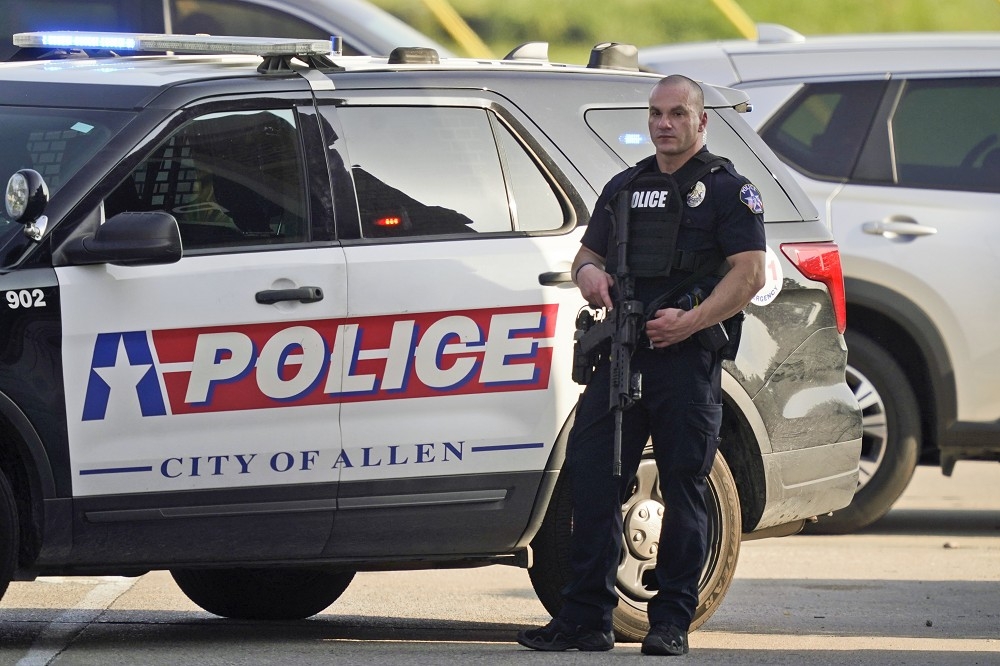 美國德州郊區一間購物中心爆發槍擊案，包括槍手在內造成9死7傷。（美聯社）