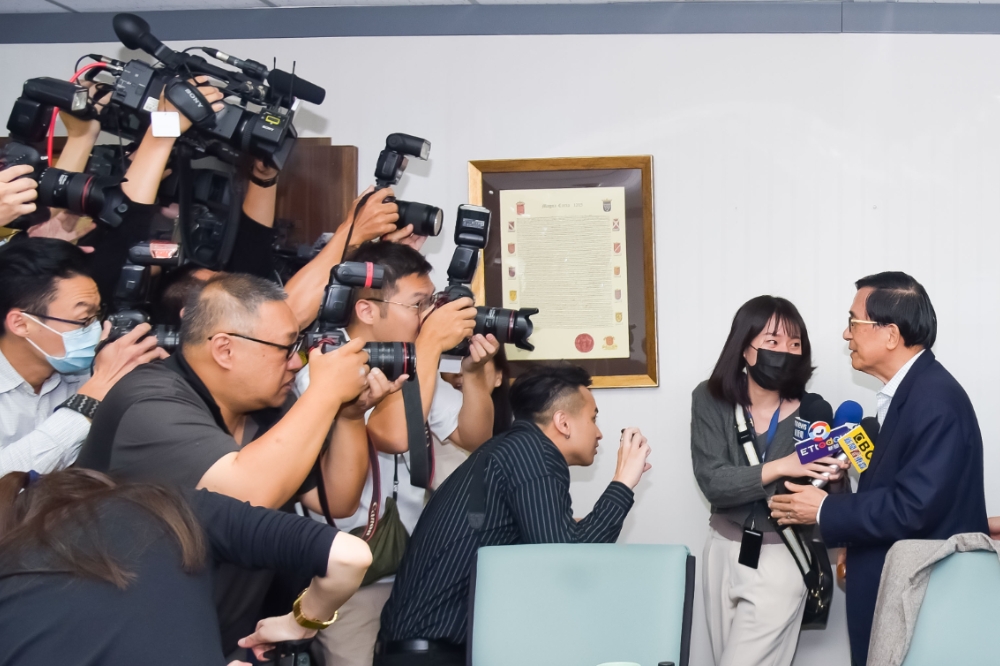 陳水扁今天（8日）北上出席「新台灣智庫」舉行的修法爭議研討會，並預告會「參與採訪」，記者等候採訪他卻不說話了。（楊約翰攝）
