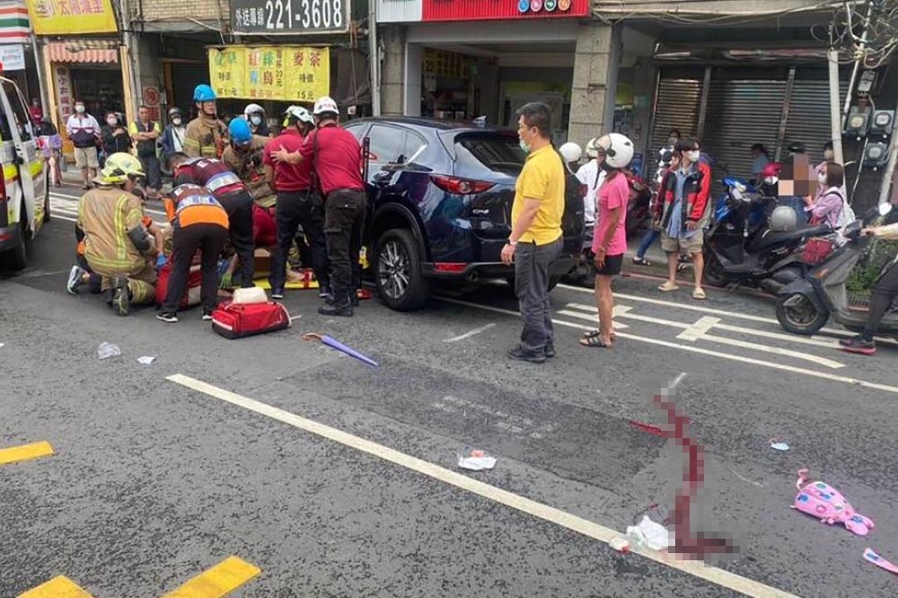 今天上午台南市發生一起重大車禍，一名36歲孕婦駕駛1輛休旅車疑似因A柱遮擋視線，車子直撞路旁一對母女。（翻攝畫面）