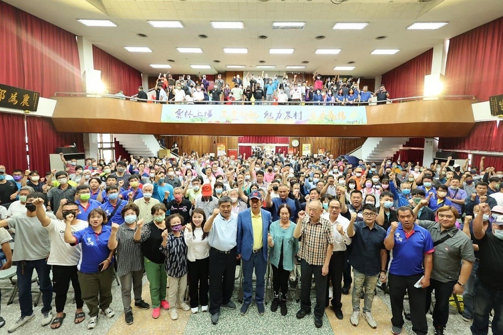 鴻海創辦人郭台銘今天（8日）到雲林和鄉親座談，前雲林縣長張榮味率地方泛藍民代支持，現場湧入上千名群眾。（取自郭台銘臉書）