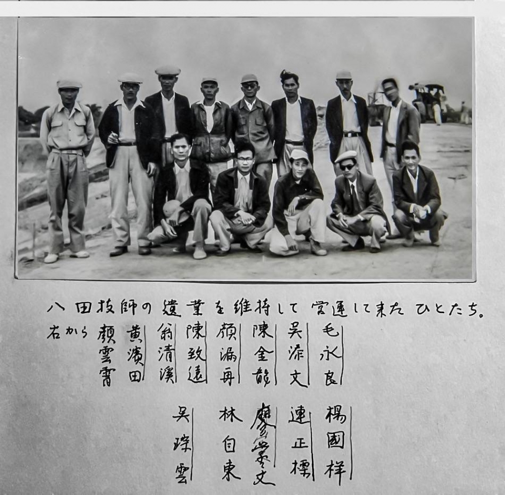 黃偉哲致贈的老照片，後排左二為黃市長祖父黃濱田先生。照片上排文字翻譯為 