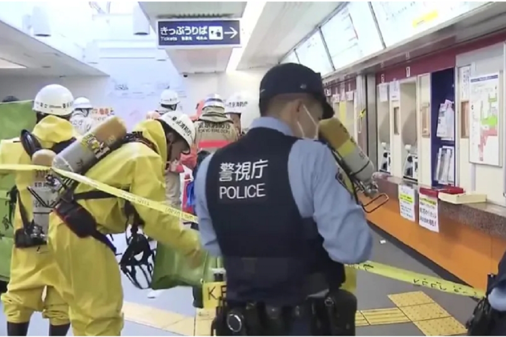 東京都西新井車站自動售票機附近一咖啡罐爆炸，警方拉起封鎖線調查。（美聯社）