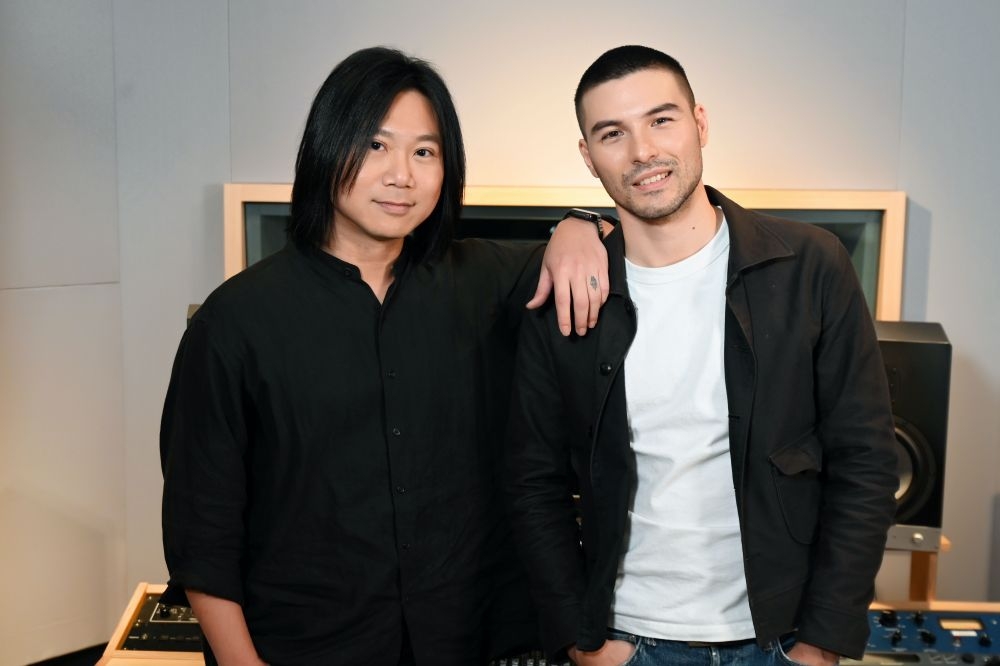 鳳小岳（右）推出新單曲〈風車〉，特別邀請好友「五月天」成員瑪莎（左）合體拍YT影片，兩人也暢聊育兒經，笑說都有樂器被小孩弄壞的煩惱。（環球音樂提供）