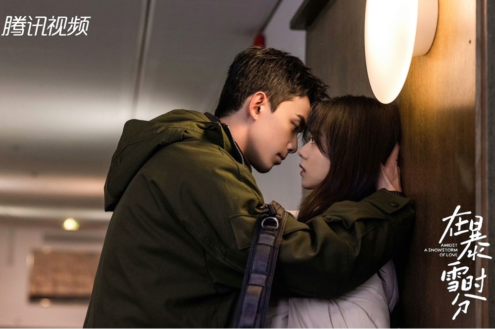 吳磊與趙今麥主演的愛情新劇《在暴雪時分》，兩人同框劇照第一次曝光，充滿高甜浪漫氛圍。（取自微博）
