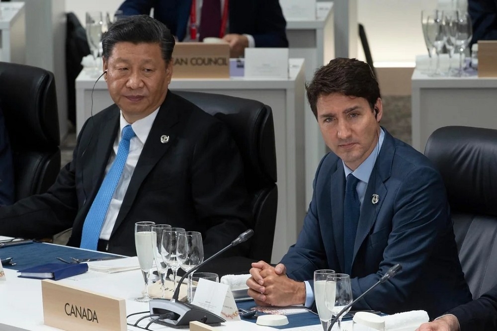 加拿大與中國近年關係陷入緊張，圖為杜魯道（右）與習近平在2019年出席G20峰會。（美聯社）