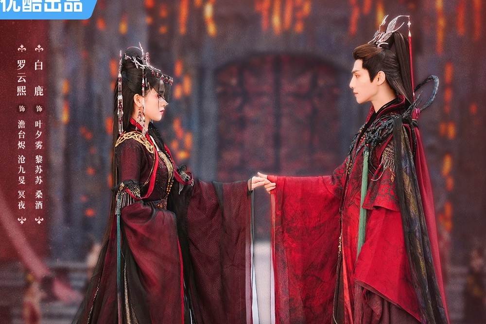 中國流量女星白鹿（左）、羅雲熙（右）主演的古裝劇《長月燼明》熱度高居不下，昨晚迎來完結篇，結局卻讓許多網友氣炸。（翻攝自長月燼明微博）