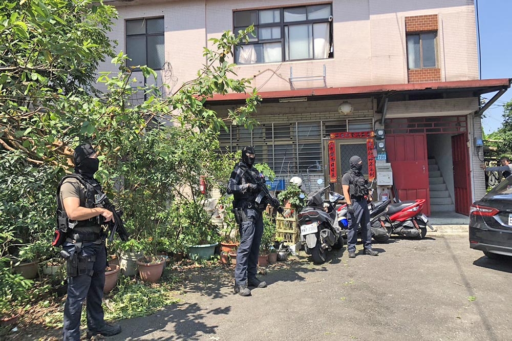 警方今天中午突襲陳嫌位於新北市新店的住所，成功將他逮捕。（翻攝畫面）