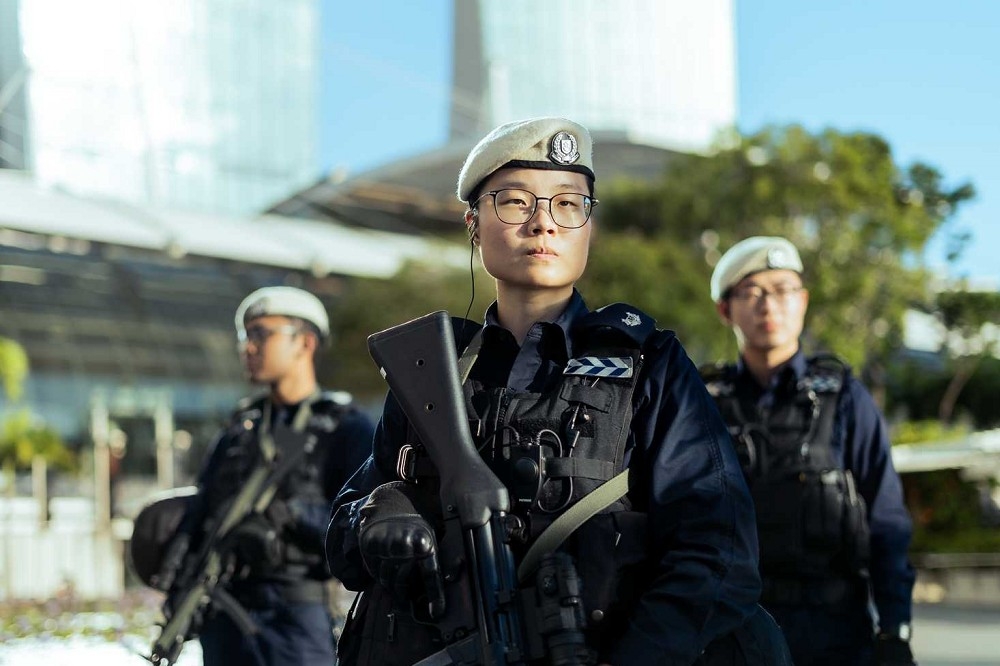新加坡18歲以上的男性要服役兩年，經過九到十數周的基礎軍事訓練後成為全職的現役軍人，分發到新加坡共和國武裝部隊（SAF）、新加坡警察部隊（SPF）或新加坡民防部隊（SCDF）服役。（圖片摘自新加坡警察部隊（SPF）網站）