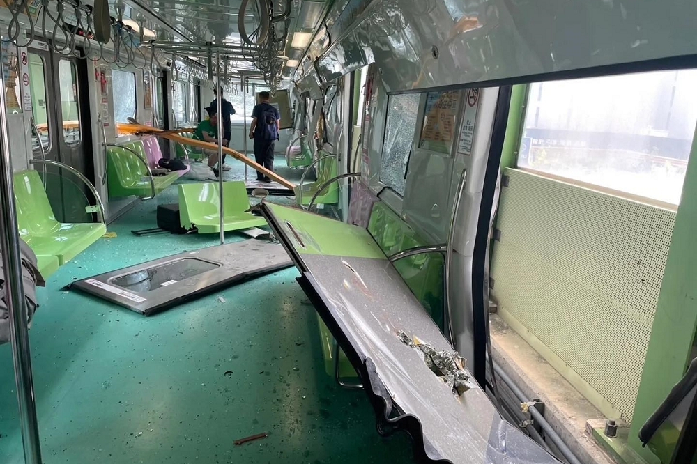 台中捷運綠線今天中午發生重大意外，行駛中的列車遭吊車吊臂砸穿，造成1死8傷。（取自記者爆料網2.0臉書）