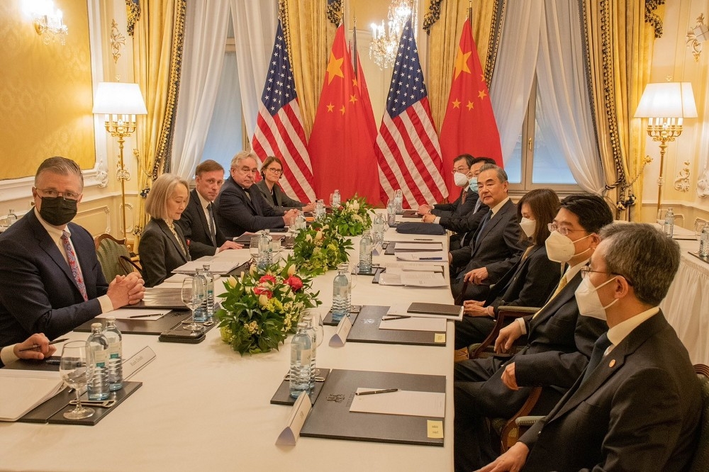 中美兩國在2月間諜氣球事件之後，首度在奧地利首都維也納舉行高層級別的會晤。（取自白宮國安會代理發言人推特）