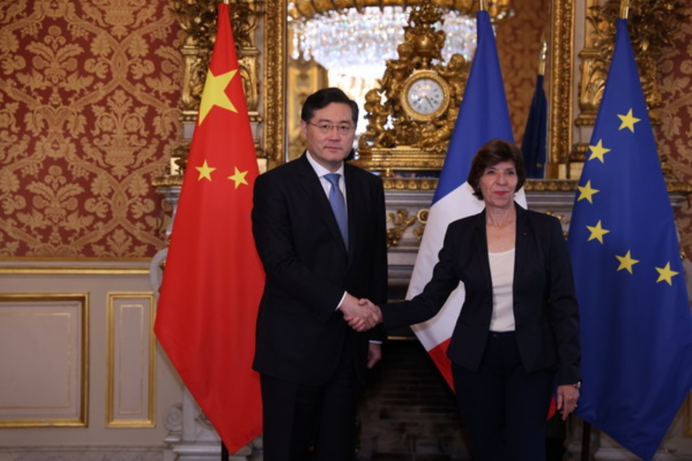 正在歐洲進行訪問的秦剛，11日由德國轉往法國，與法國外長柯羅娜（Catherine Colonna）晤談。（取自中國外交部）