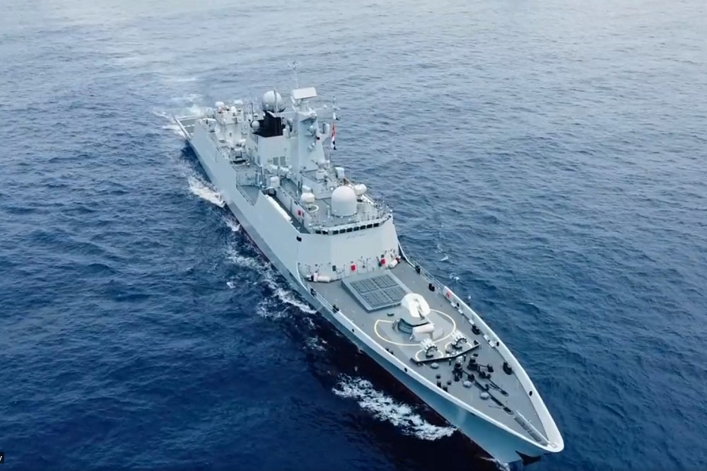 巴基斯坦新銳的054A/P型巡防艦，將負責維護巴國唯一港市喀拉蚩的對外航道安全。（截自巴國海軍影片）
