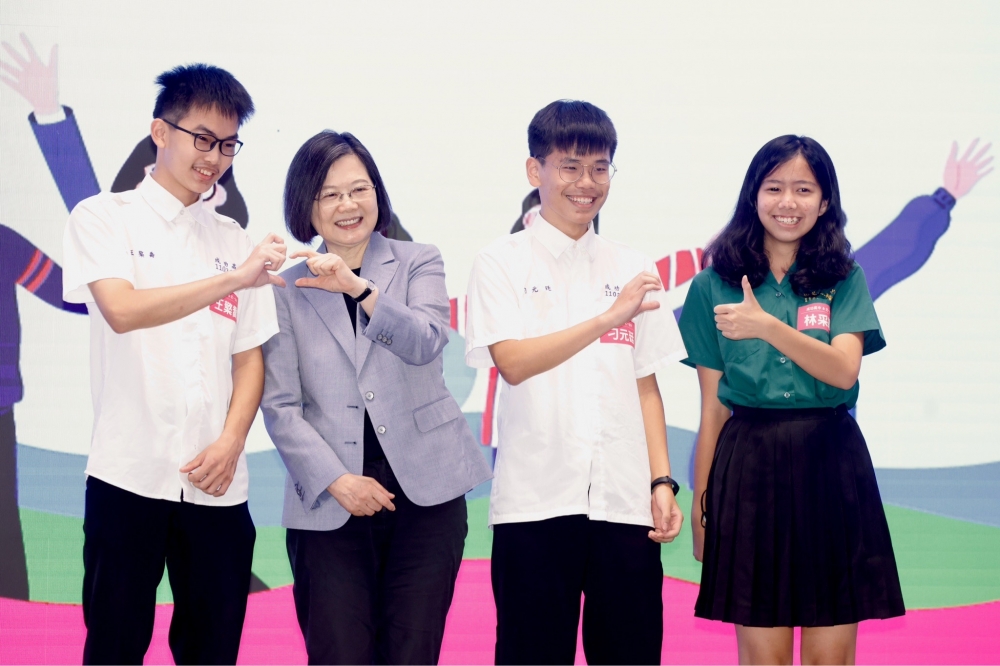 總統蔡英文今天（13日）出席「總統與高中生面對面論壇」，與300位台灣高中生對談。（王侑聖攝）