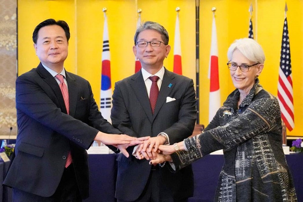 長期聚焦包括東北亞與印太政策的美國副國務卿雪蔓（右）將於6月退休，圖為她在去年10月與日、韓副外長舉行3方會談。（美聯社）