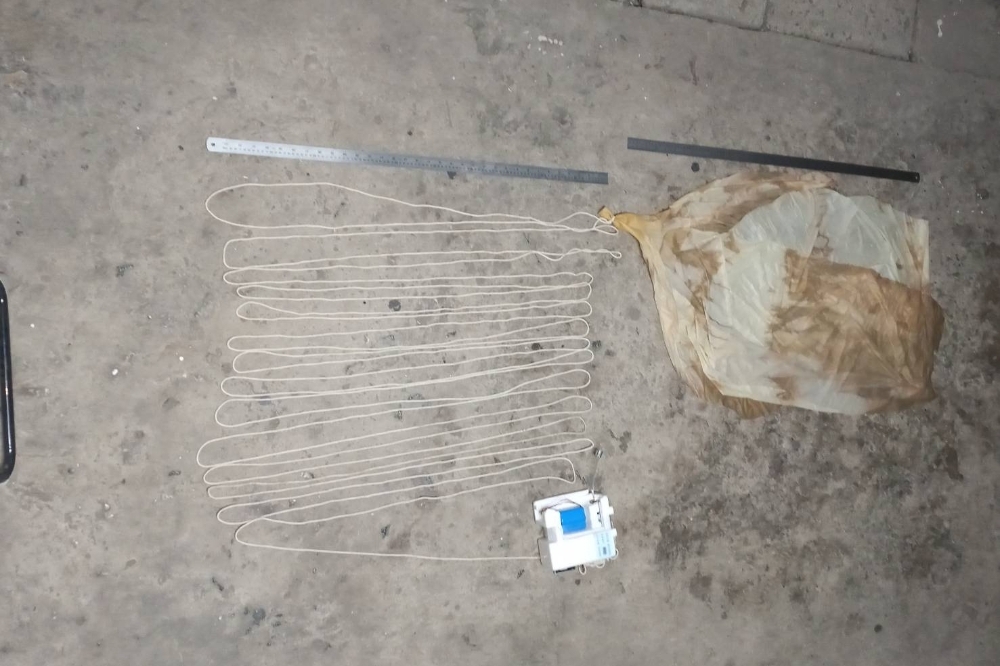 陸軍馬防部今天於營外道路拾獲簡體字氣球殘體。圖為今年2月16日在東引發現的「簡體字氣球」殘體。（國防部提供）