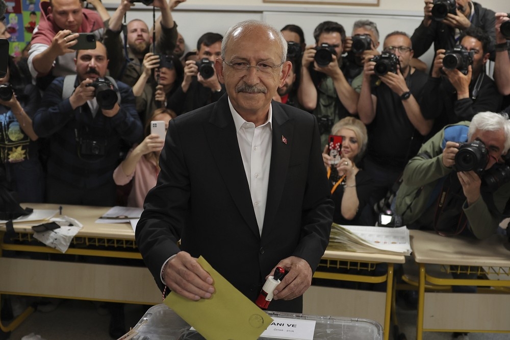 基里達歐魯投下手中選票，誓言將民主帶回土耳其。（美聯社）