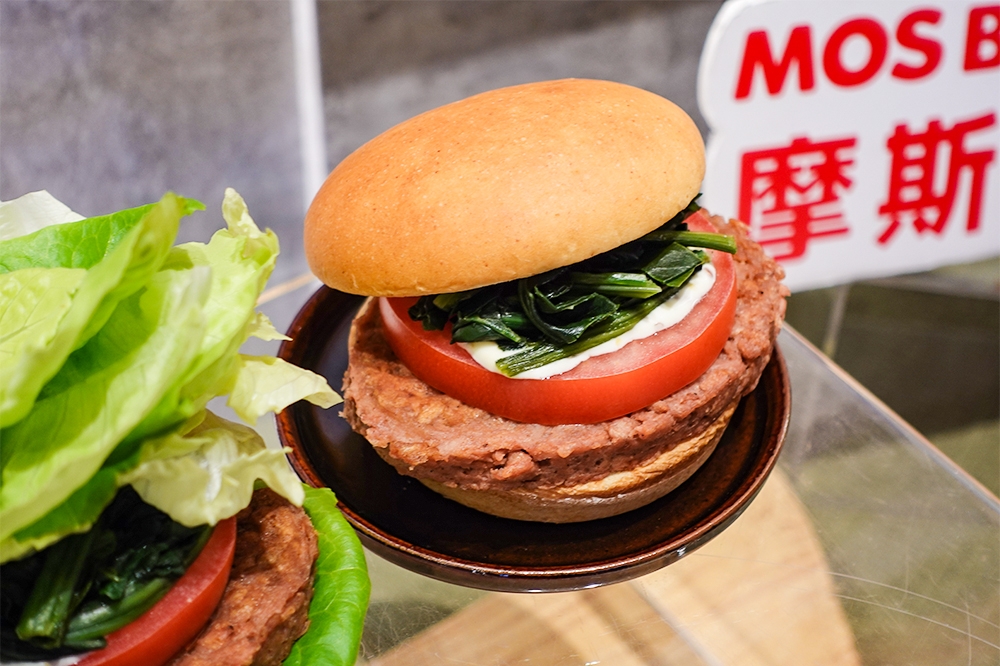摩斯漢堡推出全新未來肉漢堡「蔬菠摩力堡」打造全新蔬食速食！（蕭芷琳攝）
