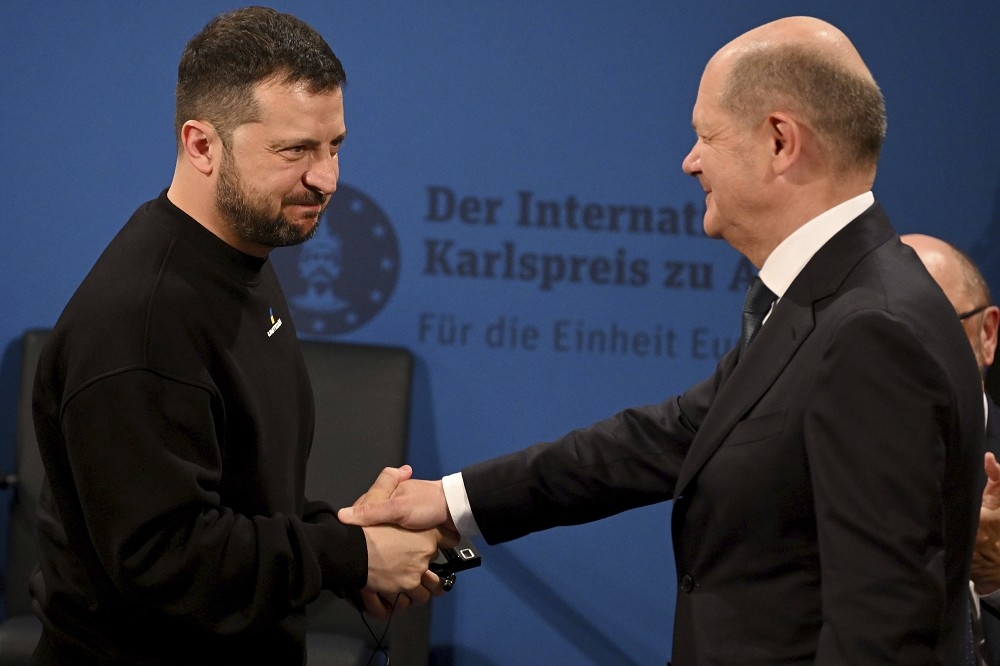 烏克蘭總統澤倫斯基（左）14日訪柏林與德國總理蕭茲（右）會面，對德國援助表示感謝。（美聯社）