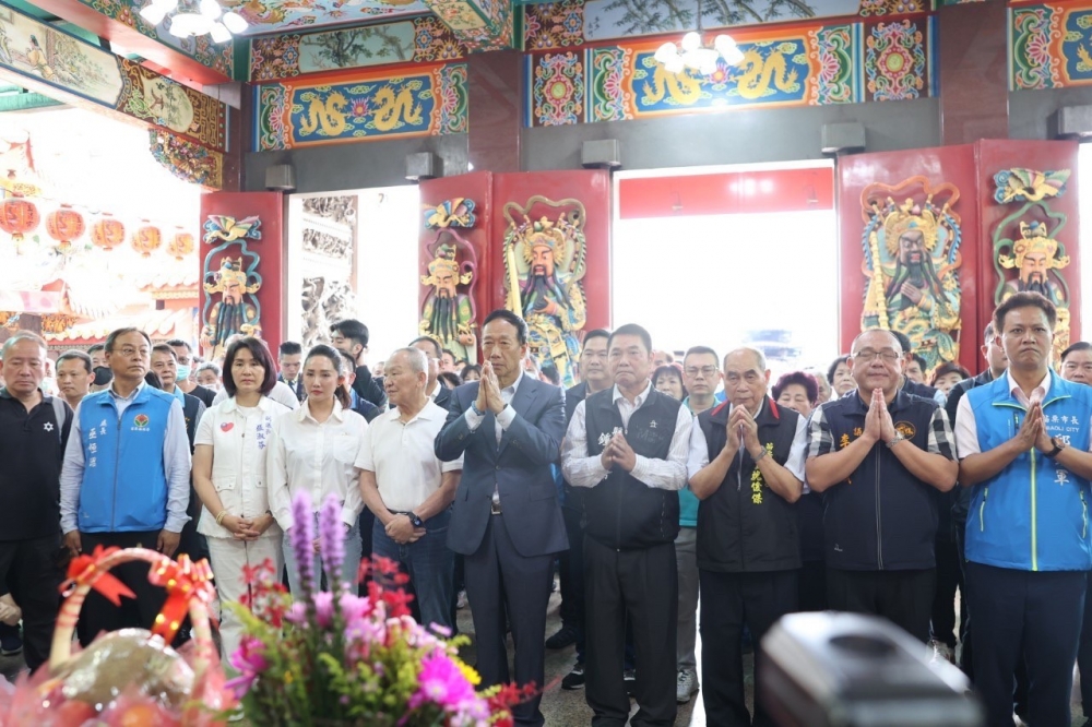 郭台銘15日前往苗栗縣議會，與苗栗縣長鍾東錦等人合體，並參拜苗栗玉清宮。（郭台銘辦公室提供）