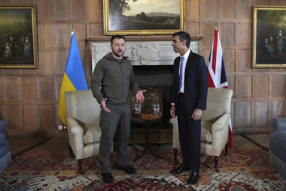 烏克蘭總統澤倫斯基（左）15日造訪英國鄉間，和首相蘇納克（右）會晤商討新一波軍援事宜。（美聯社）