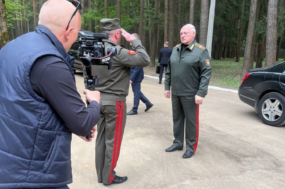 白俄羅斯總統盧卡申科的健康狀況成謎，當局15日釋出他視察軍事設施近照試圖闢謠。（取自Pul Pervovo/Telegram）