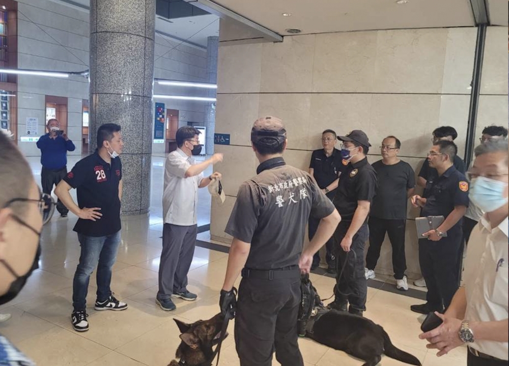 國立台灣圖書館16日也收到恐嚇信，警方獲報後不敢大意，立刻協調警犬隊派遣2警、2隻偵爆犬到現場協助搜索爆裂物盤查。（警方提供）