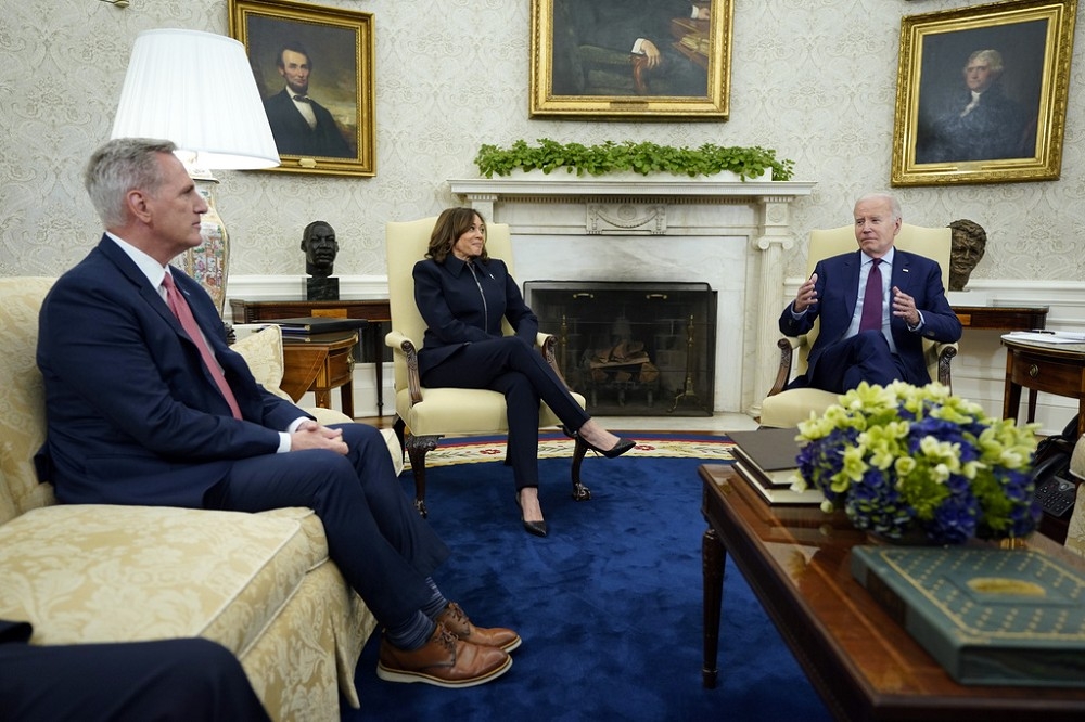美國總統拜登（右）在白宮會晤副總統賀錦麗（中）、眾院議長麥卡錫（左）。（美聯社）