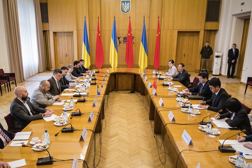 烏克蘭外交部提供的照片顯示，烏克蘭外交部長庫列巴（中左）和中國特使李輝（中右）17日在基輔會談。（美聯社）