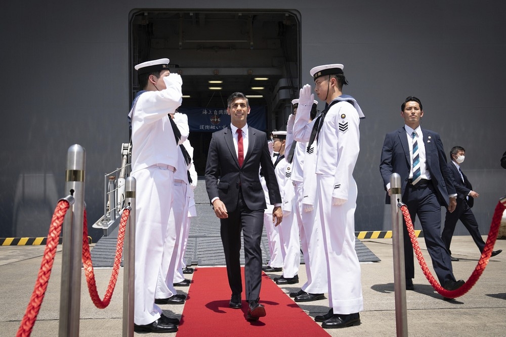 英國首相蘇納克18日訪問日本海上自衛隊基地，並登上「出雲號」護衛艦參觀。（美聯社）