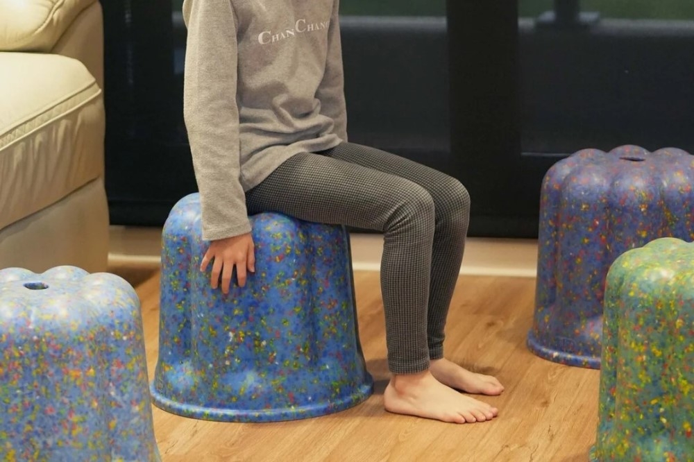 用大型玩具加海廢塑膠製成的家具「露露椅」。（取自台灣玩具圖書館協會官網）