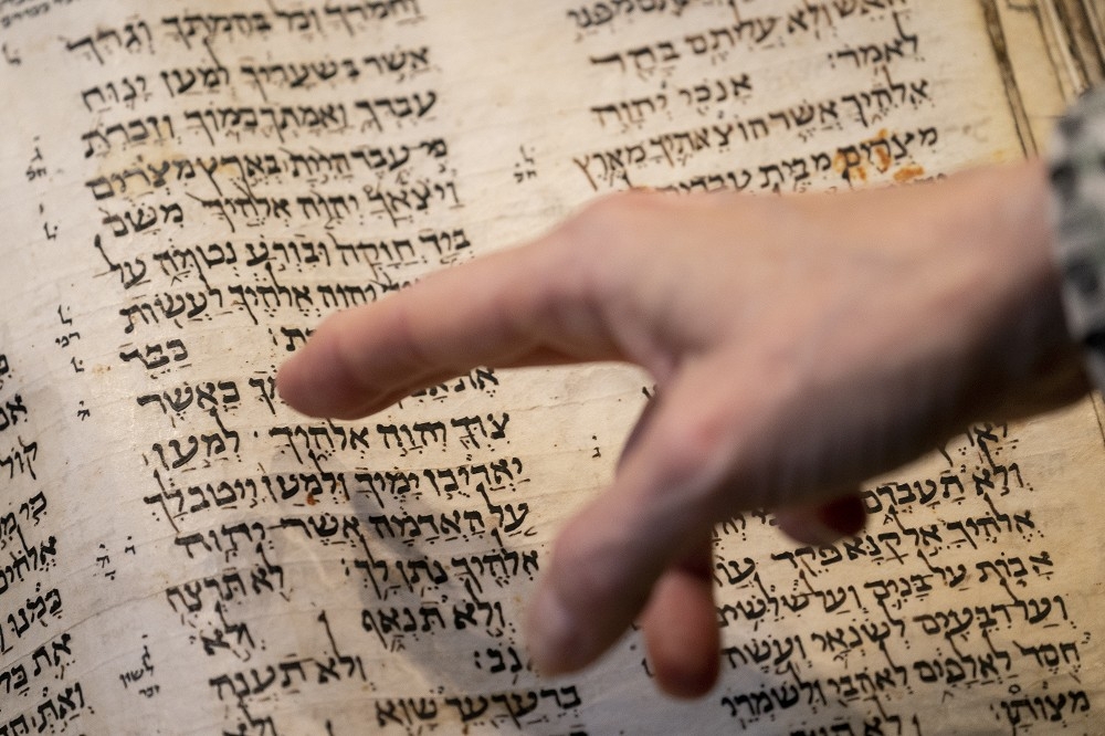 超過1100年歷史的希伯來聖經「沙遜抄本」，18日於紐約拍賣行以3810萬美元成交。（美聯社）