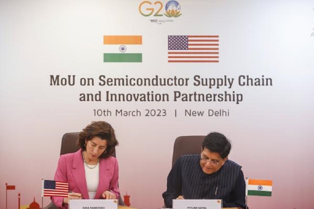 三月中，美國商務部長雷蒙多造訪印度，簽署半導體與創新夥伴備忘錄。（圖片取自U.S. Department of Commerce）