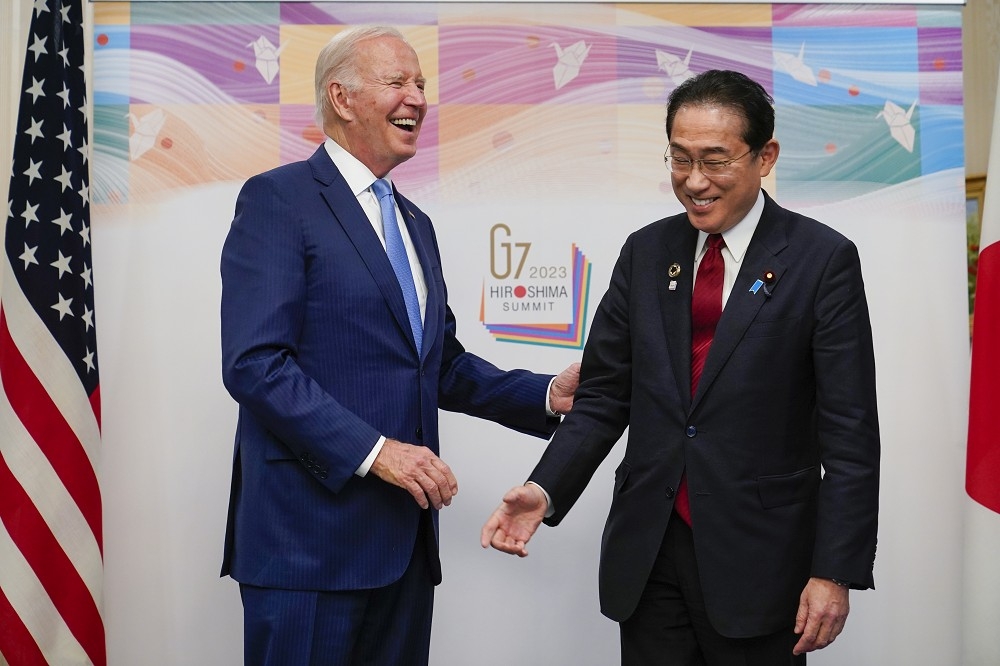 拜登（左）與岸田在18日舉行G7會前會，強調聯手維護台海和平的決心。（美聯社）