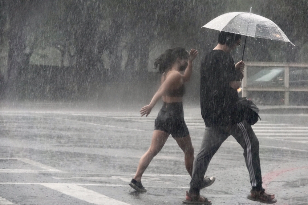 中央氣象局針對11縣市發布豪大雨特報，提醒民眾出門需注意。示意圖。（資料照片／王侑聖攝）