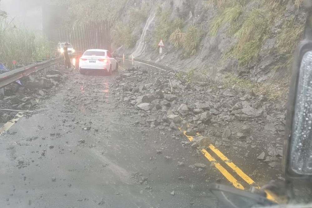 大雨造成阿里山公路上落石，目前僅1線道能通行。（取自記者爆料網）