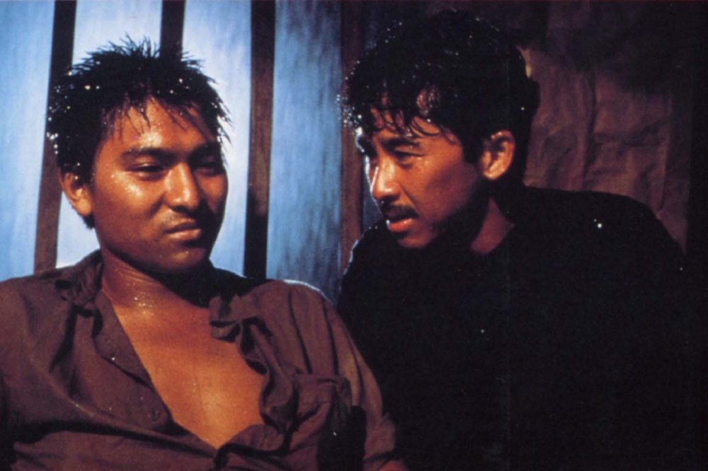 劉德華（左）在《投奔怒海》扮演越南青年，受到飾演日本記者的林子祥幫助，投奔怒海。該片在被台灣禁了40年後，總算解封上映。華映娛樂提供）