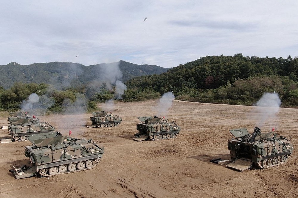 南韓軍方採購新式KSM120自走迫砲車，以先進的射控系統與更強大的火力，提升地面機動打擊能力。（取自韓華航太網站'）